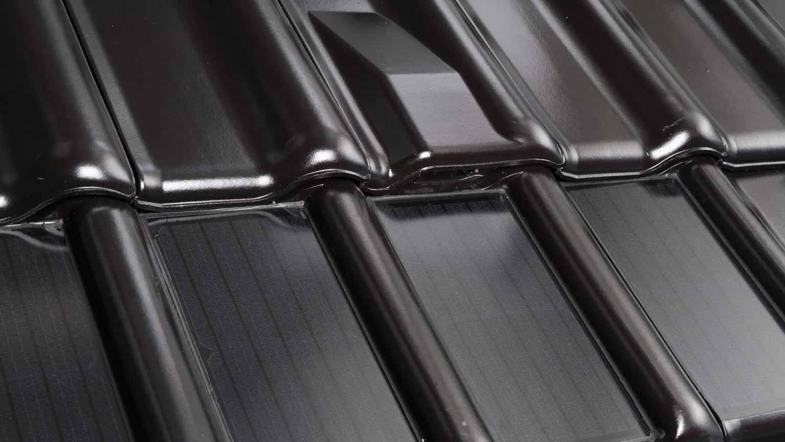 Integrerede solceller på tag og facade - Se muligheder og hvad det koster i 2025 her! 8 Solcelletag som tegltag med nærmest usynlige integrerede solceller