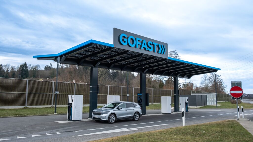 Megasol 40 kWp solcellecarport til tankstationer