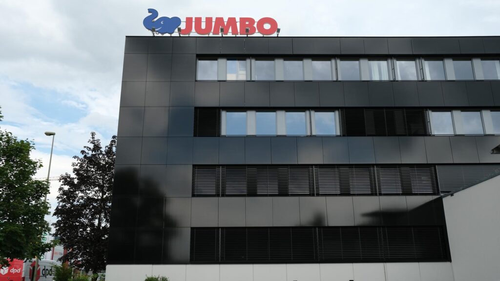 Megasol FAST solcellepaneler monteret på kontorfacade