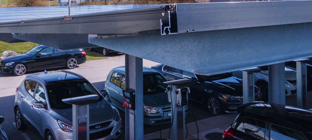 Megasol carport med indbyggede solceller og ladestationer