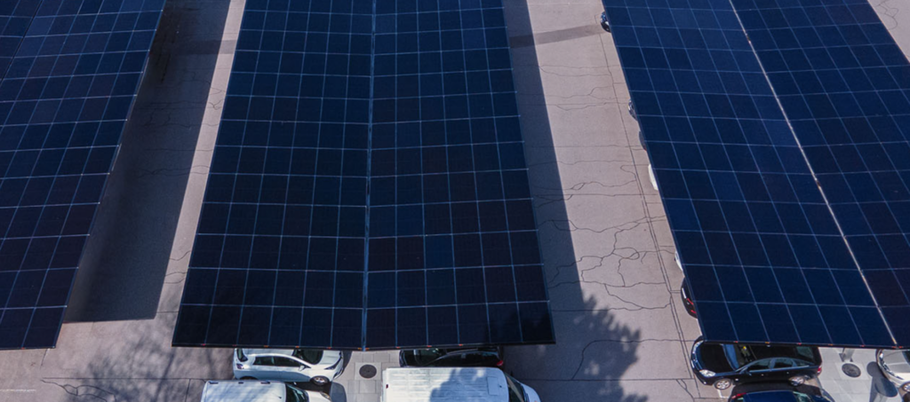 Megasol carport med indbyggede solceller også til de helt store parkeringspladser