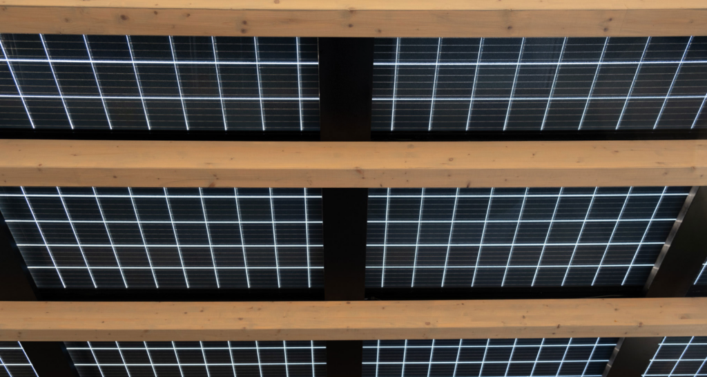 Megasol gennemsigtige solcellepanel lukker dagslyset ind i din carport