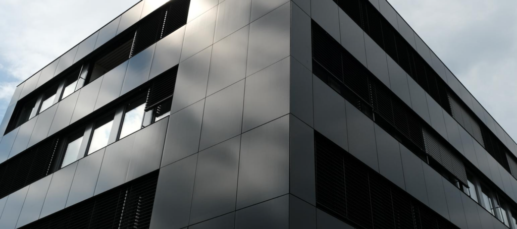 Integrerede solceller på tag og facade - Se muligheder og hvad det koster i 2025 her! 12 Megasol solcellepaneler til tag og facade. Megasol FAST facadesystem med solceller.