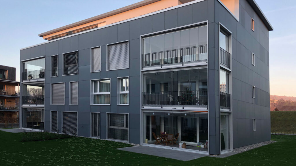 Integrerede solceller på tag og facade - Se muligheder og hvad det koster i 2025 her! 1 Mindre lejelighedskompleks med facadeintegrerede solcellepaneler