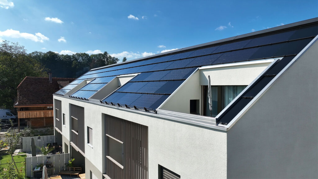 Integrerede solceller på tag og facade - Se muligheder og hvad det koster i 2025 her! 2 Rækkehustag med integrerede solcellepaneler