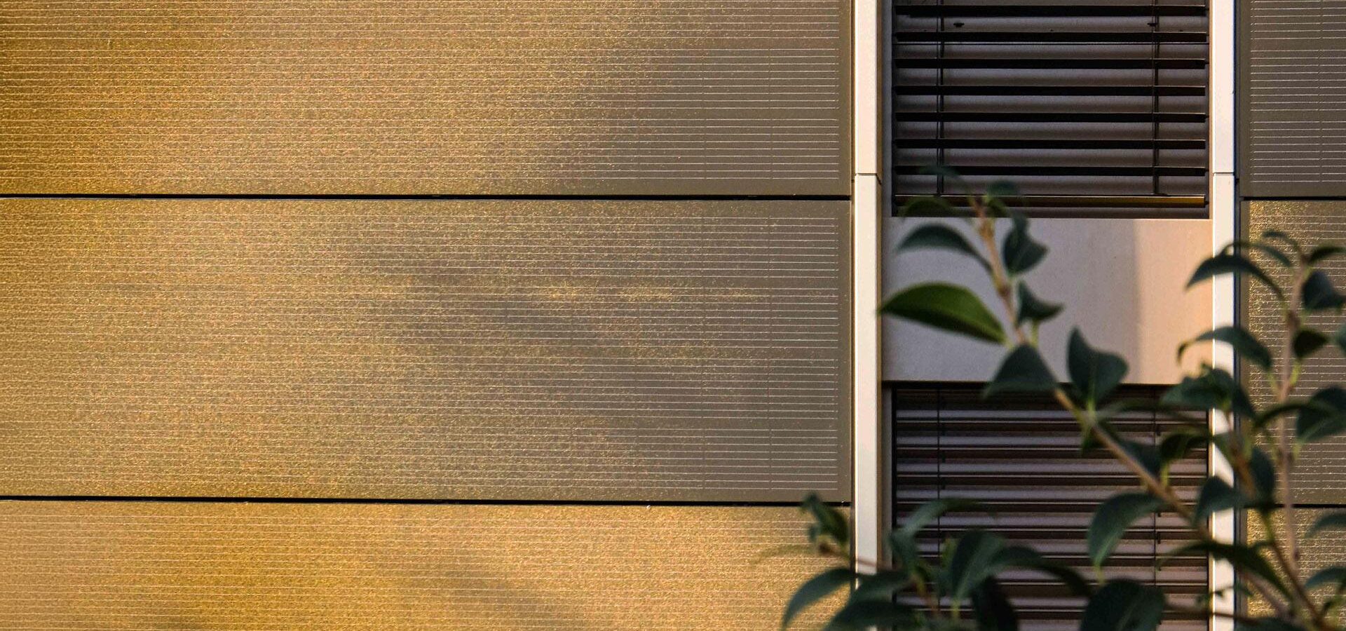 Solceller på facaden - Se vores forskellige løsninger og få priser her! 1 SOLARCOLOR Morpho FAST Facade Megasol