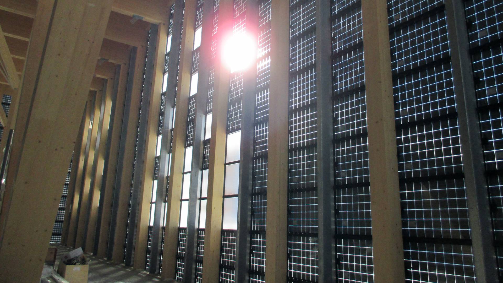 Megasol NICER X paa facade set indefra med gennemsigtige moduler